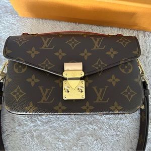 Louis Vuitton Pochette Métis East West Bag